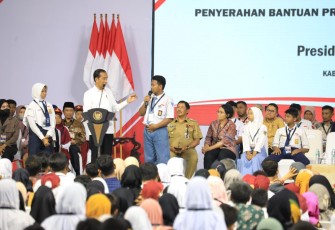 Presiden Joko Widodo (Jokowi) saat memberikan bantuan Program Indonesia Pintar (PIP), di GOR Bung Karno Sukoharjo, Kamis (1/2/2024).