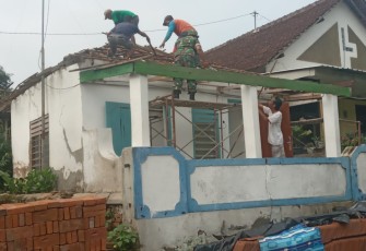 Babinsa Koramil 11/Geger saat Bantu Masyarakat Renovasi Mushola