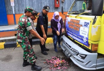 Dandim 0805/Ngawi  bersama Kapolres Ngawi, Bupati Ngawi dan Ketua KPU Kab.Ngawi meninjau langsung gudang logistik Pemilu tahun 2024, dan Berangkatkan Distribusi logistik Kotak Suara pemilu 2024 dengan menggunakan jasa kantor pos bertempat di gudang logistik (Bulog) Jl.Raya Ngawi - Maospati,Deda Keniten, Kecamatan Geneng, Kabupaten Ngawi. Sabtu (10/02/2024)
