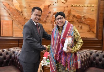 Sekretaris Negara Pembangunan Lokal Timor Leste Mateus Wilfredus dos Santos Tallo saat audiensi dengan Gus Halim di Kantor Kemendes PDTT Jakarta, Selasa (23/1/2024).