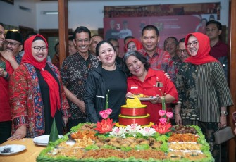Ketua DPR RI sekaligus Ketua DPP PDIP Puan Maharani menghadiri syukuran hari jadi partai berlambang banteng moncong putih itu di Solo, Jawa Tengah
