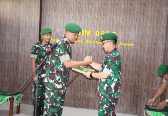 Tradisi Penerimaan dan Pelepasan Pejabat Komandan Kodim 0802/Ponorogo bertempat di Gedung Aula Paraduta Kodim 0802/Ponorogo, Sabtu (24/02/2024).