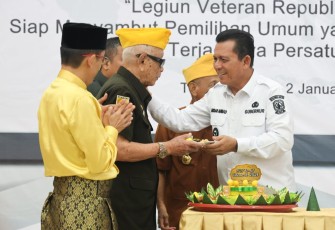 Gubernur Kepulauan Riau (Kepri) H. Ansar Ahmad menghadiri peringatan Hari Ulang Tahun (HUT) ke-67 Legiun Veteran Republik Indonesia (LVRI) di Markas Daerah Dewan Pimpinan Daerah (DPD) LVRI Provinsi Kepri di Tanjungpinang, Kamis (4/1)
