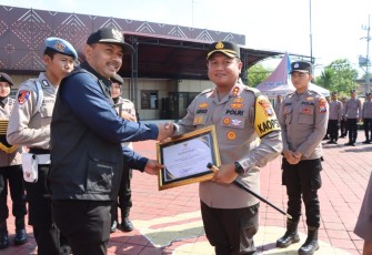 Bupati Ngawi H Ony Anwar Harsono mengapresiasi kinerja Polri, khususnya Polres Ngawi dengan memberi piagam penghargaan.