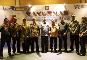 Sekda Bintan (tengah) saat Hadiri Rakornas Dukcapil Tahun 2024 di Batam