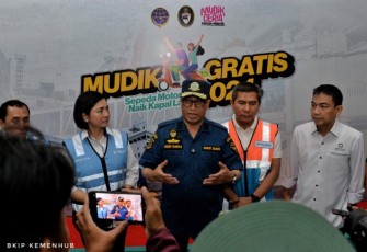 Menhub Budi Karya Sumadi memberikan keterangan pers dalam mudik gratis di Jakarta 