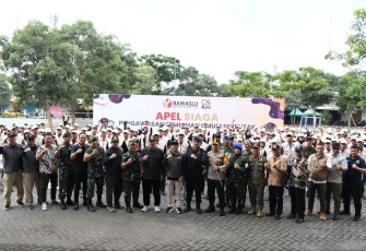  Kasdim 0803/Madiun Mayor Inf Tommy Fedy Anugerahan mewakili Dandim 0803/Madiun Letkol Inf Meina Helmi mengikuti Apel Siaga Pengawasan Tahapan Pemilu 2024 di GOR Wilis Kota Madiun JI. Parikesit, Kel. Kartoharjo, Kec. Kartoharjo, Kota Madiun, Sabtu (10/02/2024)