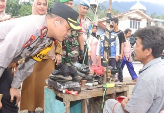 Kapolres Tapanuli Selatan (Tapsel), AKBP Yasir Ahmadi, SIK, MH, sengaja menyambangi tukang sol sepatu, untuk melakukan perbincangan ringan