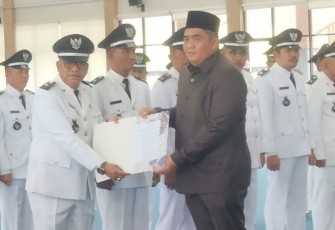 Bupati Roby Kukuhkan Perpanjangan Masa Jabatan Kepala Desa