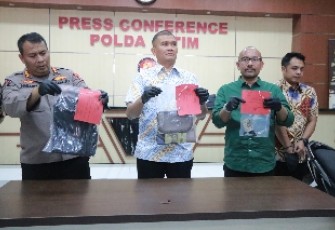 Kabid Humas Polda Jatim Kombes Dirmanto saat memberikan keterangan pers 
