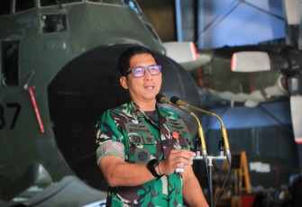 Danlanud Sultan Hasanuddin, Marsma TNI Bonang Bayuaji G, S.E., M.M., CHRMP., saat memberikan pengarahan dihadapan seribu lebih prajuritnya pada pelaksanaan apel khusus jelang akhir tahun, bertempat di Hanggar Skadron Udara 33, Lanud Sultan Hasanuddin, Makassar, Senin (30/12/2024).