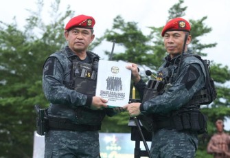 Kasad Jenderal TNI Maruli Simanjuntak, M.Sc. menerima Brevet Anti Teror Kehormatan dari Satuan Penanggulangan Teror (Satgultor) 81 Kopassus, di Markas Kopassus, Cijantung, Jakarta, Kamis (7/3/2024).