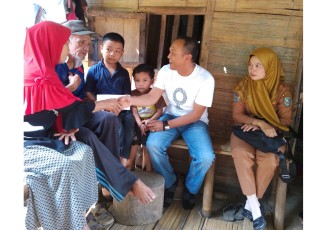 Ketua DPRD Kepahiang Windra Purnawan, SP datang menjenguk sekaligus memberi bantuan untuk keluarga Dahlan pada, Senin (26/2/2024)