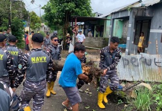 Prajurit Lanudal Manado saat Bantu Bersihkan Rumah Warga Tertimpa Pohon Tumbang