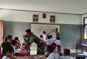  Pos Ujung Karang Satgas Yonif 122/TS ternyata mampu membuat generasi muda perbatasan riang bergembira sembari belajar di SD YPK PIKERE Itulah salah satu pengabdian personel Satgas yang diperbantukan mengajar murid SD YPK PIKERE, Distrik Pikere, Kab. Keerom, Papua, Kamis (01-02-2024)