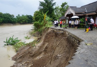 Bupati Blora Arief Rohman di dampingi dinas terkait meninjau jalan longsor di Desa Gadon dan Panolan akibat tergerus arus Sungai Bengawan Solo