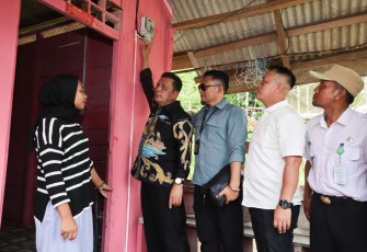 Gubernur Kepulauan Riau, Ansar Ahmad, saat meninjau salah satu rumah warga penerima Bantuan Pasang Baru Listrik (BPBL)
