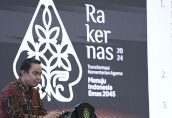 Kepala Biro Umum Setjen Kemenag Fesal Musaad membacakan Berita Acara Pelaksanaan Hasil Rakernas Kemenag 2024 di Semarang, Selasa (6/2/2024)