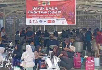 Kesibukan dapur umum  banjir di Demak 