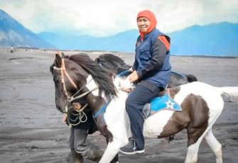 Khofifah Indar Parawansa saat berwisata menunggang kuda di kawasan pegunungan Bromo, Jawa Timur 