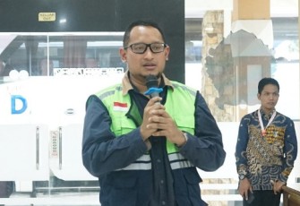 Vice President Umroh dan Haji Garuda Indonesia, Ubay Ihsandi saat memberikan keterangan pers di gedung Muzdalifah, Asrama Haji Donohudan 