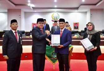 Pj Gubernur Sulbar Prof Zudan Arif Fakrulloh saat menerima hasil laporan BPK RI 