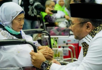 Menag Yaqut sambut kedatangan jemaah JKG 63 di Pondok Gede, Minggu (21/7)