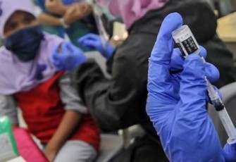 Ilustrasi petugas kesehatan menyiapkan vaksin