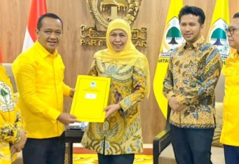 Khofifah Indar Parawansa menerima formulir B1 KWK partai Golkar di Jakarta, Minggu (25/8)