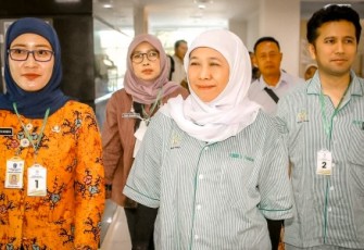 Khofifah Indar Parawansa dan Emil Dardak saat tes kesehatan di RSUD Dr Soetomo Surabaya, Kamis (29/8)