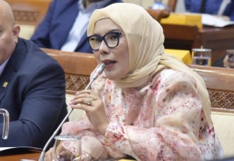 Anggota Komisi I DPR RI Okta Kumala Dewi saat RDP dengan Kemkomdigi, Selasa (5/11/24)