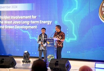 Pj Gubernur Jabar Bey Machmudin saat berdialog dengan salah satu pelajar di Kota Bandung