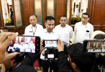 Pj Gubernur Jabar Bey Machmudin saat memberikan keterangan pers di Bandung, Rabu (18/12) malam