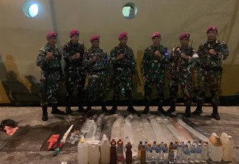 Anggota Marinir saat Amankan Ratusan Liter Miras Ilegal di Pelabuhan Ambon