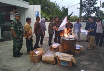 Pemusnahan kelebihan surat suara Pemilu 2024, di halaman kantor KPU Kabupaten Karanganyar, Selasa (13/2/2024)