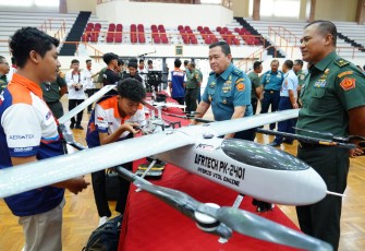 Asrenum Panglima TNI Laksda TNI Edwin, S.H., M.Han., M.H. menutup Lomba Karya Cipta Teknologi (KCT) Prajurit dan PNS TNI serta masyarakat umum TA 2024 dengan mengusung tema “Kreativitas Prajurit dan PNS TNI serta Masyarakat Umum untuk Indonesia PRIMA”, berlangsung di Gor A.Yani, Mabes TN, Cilangkap, Jakarta Timur, Kamis (19/09/2024)