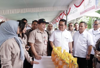 Menteri Perdagangan, Budi Santoso kunjungi Gerakan Pangan Murah (GPM) di Lapangan Tikala Sparta, Manado, Sulawesi Utara, Jumat (13/12/2024)
