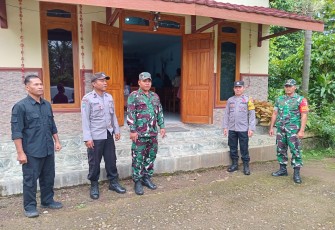Anggota Koramil 0805/10 Sine, Kodim Ngawi Sertu Ismadi bersama satu orang anggota mengamankan jalannya ibadah perayaan Natal 2024 di GPT Imanuel Bibitan Desa Sine, Kecamatan Sine, Sabtu (28/12/2024)