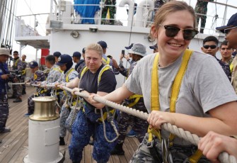 Satgas KJK 2024 Kenalkan Pengetahuan PEran Layar dan Parade Roll Cadet APCS di Perairan Jawa 