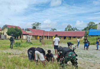 Satgas Yonif 310/KK Ajak Pelajar Bersihkan Lingkungan Sekolah
