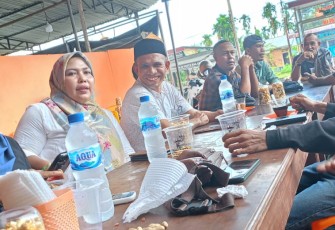 Sejumlah Awak media Aceh Timur, Temu ramah dengan Calon Legislatif (Caleg) Dewan Perwakilan Rakyat Kabupaten (DPRK) Dapil 1 Aceh Timur dari Partai Golongan Karya (Golkar) Nomor Urut 3, Yahya.YS.