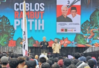 Mahfud MD Cawapres No Urut 3 saat membacakan Maklumat dan Janji Politik pada hajatan rakyat menutup kampanye di Semarang, Sabtu (10/2)