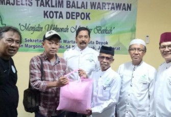 Sekertaris KJD Deni Prianto saat memberikan bantuan seperangkat alat salat 