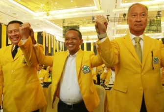 Bahlil Lahadalia (tengah) Ketua Umum Partai Golkar 