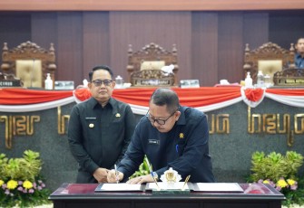 Penandatangan oleh Wakil Ketua DPRD Jatim, Istu Hari Subagio dan Pj Gubernur Jawa Timur, Adhy Karyono melalui rapat paripurna DPRD Jatim,  Kamis (7/3/2024).