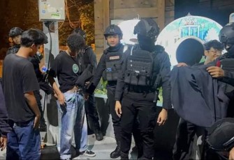 Tim Sparta Satuan Samapta Polresta Surakarta mengamankan lima pemuda yang sedang nongkrong sambil pesta miras di Shelter Manahan Solo, Minggu (2/6/2024) dini hari