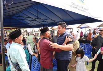 Bupati Bintan Roby Kurniawan saat bertegur sapa dengan masyarakat