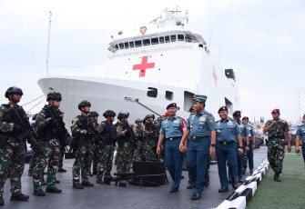 Pangkoarmada RI Laksamana Madya TNI Heru Kusmanto dan Kasal Laksamana TNI Dr. Muhammad Ali saat melaksanakan peninjauan langsung kesiapan personel dan materiil Satgas bertempat di Dermaga Kolinlamil, Jakarta Utara, Rabu (17/01).
