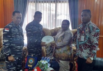 Komandan KRI Panah-626 Letkol Laut (P) Irianto Kurniawan, B.Eng., M.S.S., M.Tr. Opsla bersama dengan Komandan Lanal Nabire melaksanakan kunjungan kehormatan kepada PJ Gubernur Papua Tengah Dr. Ribka Haluk, S. SOS., MM, yang di diterima langsung di ruang kerja PJ Gubernur Papua Tengah
