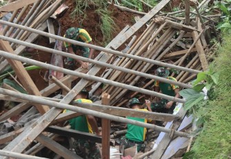 Prajurit Batalyon Armed  (Yonarmed) 13 Divif 1 Kostrad ikut serta dalam membantu penanggulangan bencana alam tanah longsor yang melanda Kampung Cibatu Hilir, Desa Sekarwangi, Kecamatan Cibadak, Sukabumi, Jawa Barat, Rabu (24/1/2024)